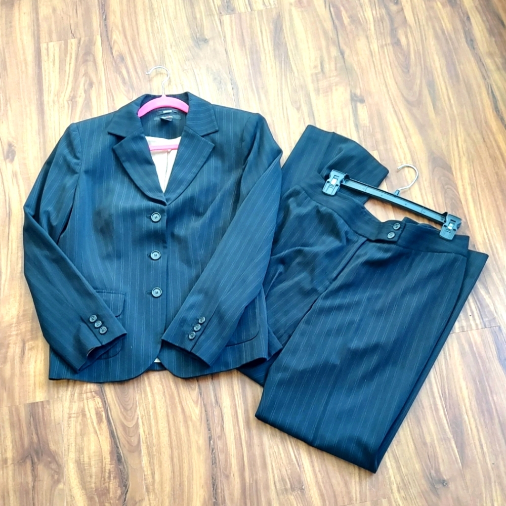 Style & Co Stretch 2 Piece Penstripe Pantsuit Size 10